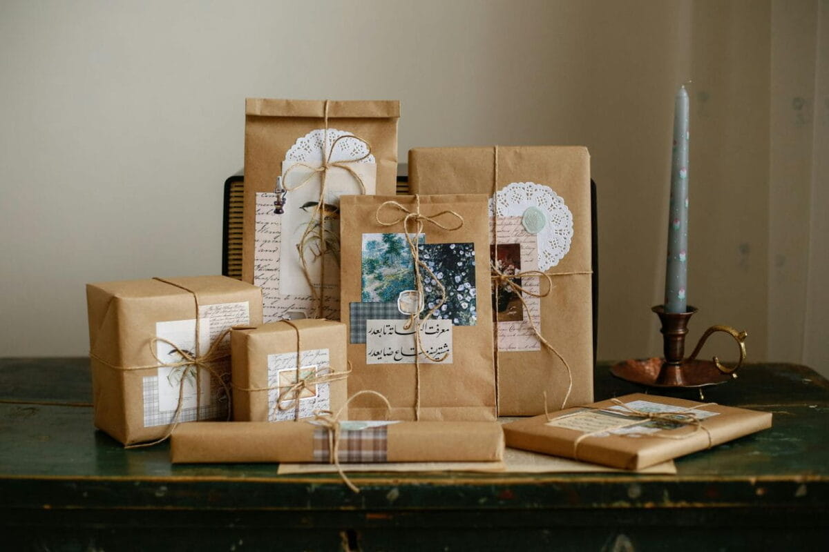 Kraft kâğıt ve iple paketlenmiş farklı boylarda hediye paketleri